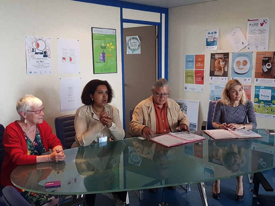 [le jeudi 28 juin, à Guyancourt] Signature de la convention entre la FEPEM et la CAF des Yvelines 
<a href="/Caf_Yvelines/">Caf des Yvelines</a> <a href="/Fepemfr/">Fepem</a> #parentsemployeurs