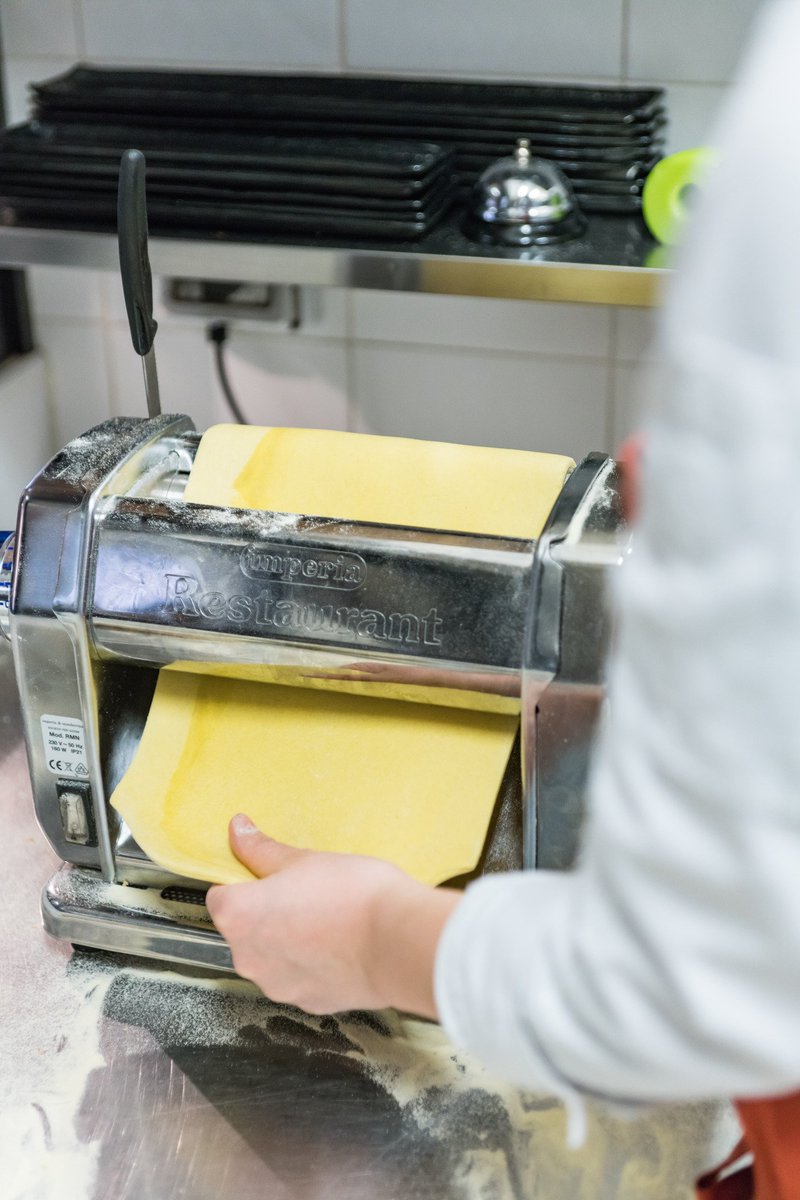 Leggerezza di tocco ed eleganza serena della nostra chef @albaesteveruiz nel tirare la pasta all’uovo
#marzapaneroma #albaesteveruiz