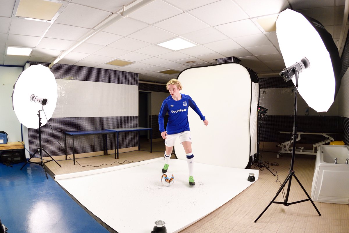 Everton's tweet photo. @BlackwellGlobal 💙 | Win a 2017/18 home shirt signed by your favourite player courtesy of @blackwellglobal!

RT and reply with the player's name to enter! https://t.co/AVYS3FkcCK