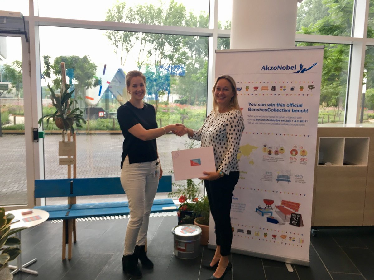 AkzoNobelNL's tweet photo. Gefeliciteerd, Nicoline met het designbankje! Jouw buurt wordt vast nóg leuker met je BuufBoekenBank dit weekend https://t.co/6GrTnSSsWj https://t.co/AE8pYg1FpQ