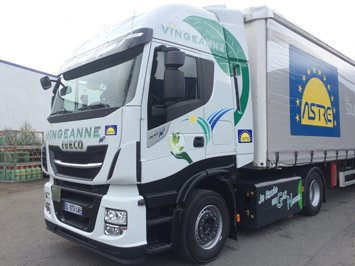 AstreTL's tweet photo. L'#astrien @VingeanneT s'est doté d'un tracteur @IvecoFrance mixte #GNL / #GNLC qui assure la distribution dans l'#Essonne pour #PaletSystem https://t.co/jOqkIWMlLy