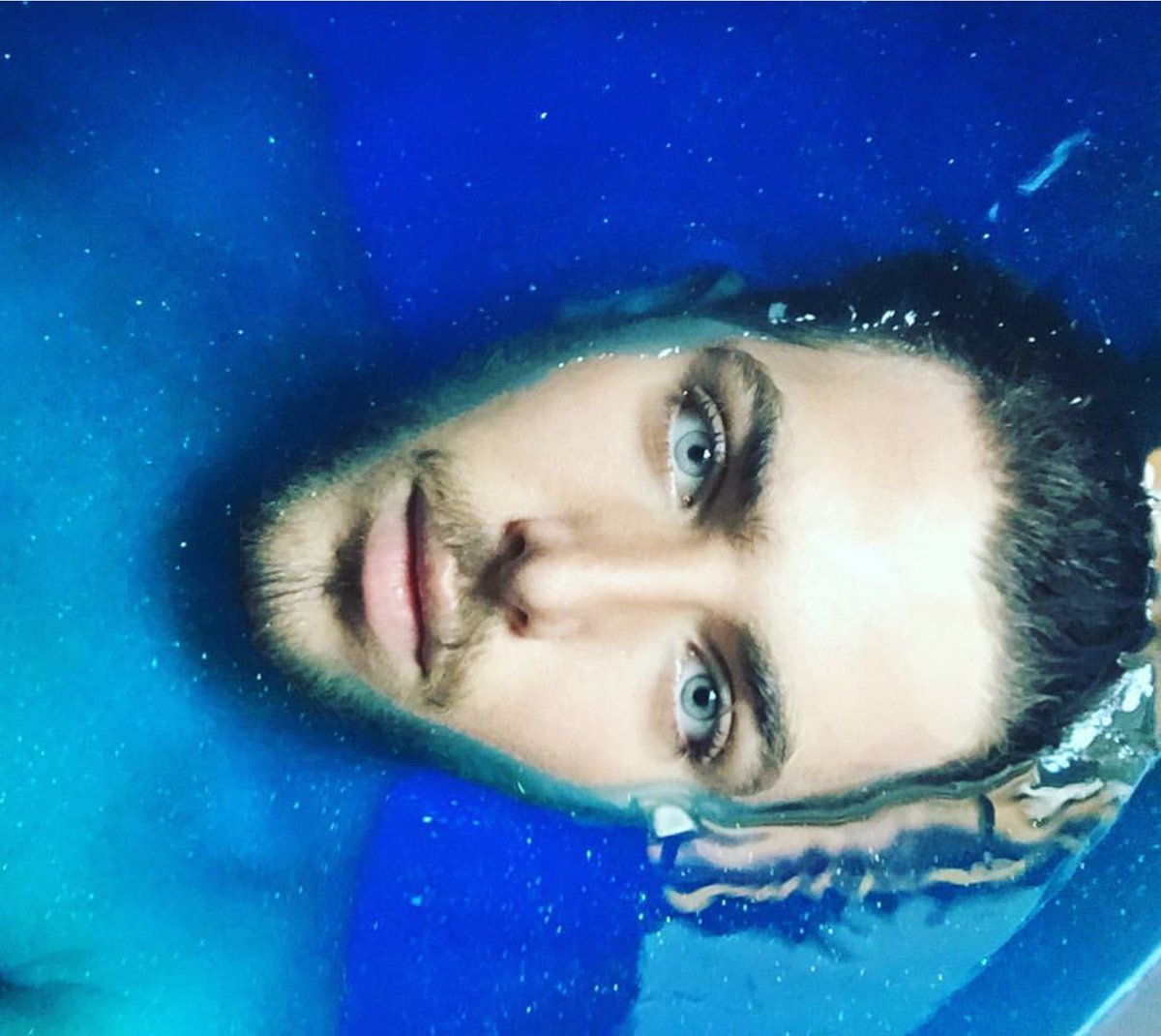 《 gli sforzi che si fanno nella vita sono sempre premiati 》

> Cuenta reciclada.
> Tramas al dm.

¿Un RT a este italiano? Graze.