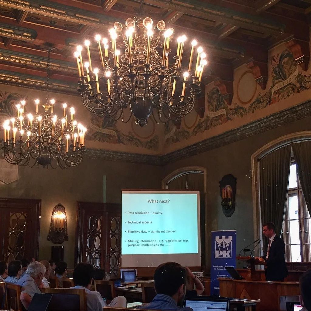 sotrender's tweet image. Sotrender on tour! Dziś z Krakowa gdzie mówimy o transporcie miejskim i... mediach społecznościowych! 😜 #COSTconference #marketing #konfere…