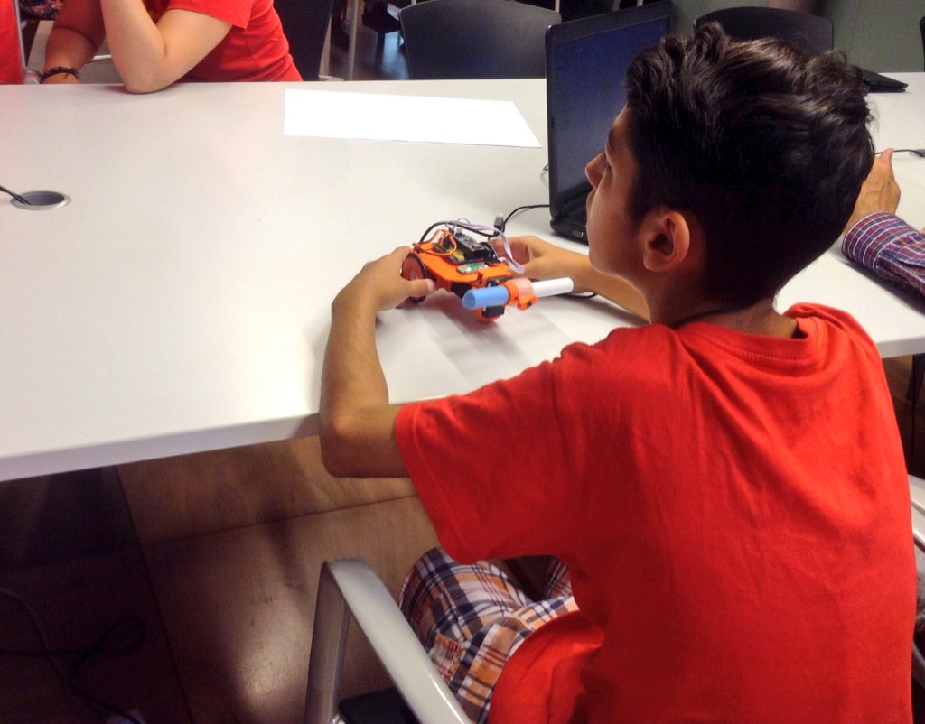citilab's tweet photo. Comença una nova jornada del #Tecnoestiu! Avui ens acompanyen membres de l'Esplai @ClubBellvitge per aprendre #programació amb el #DiBot https://t.co/gX0XV82ODc