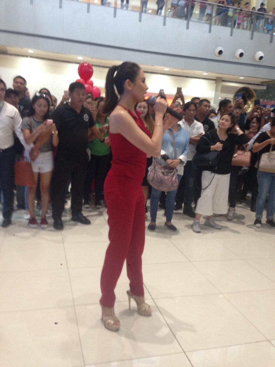 1208Aicon's tweet photo. kahit konting sulyap lang dami mo na naman napasaya na tao! @JustSarahG 😂 #labubebe 😘 see u again 2moro! 😘😍😘 https://t.co/5MoDc4D9q6