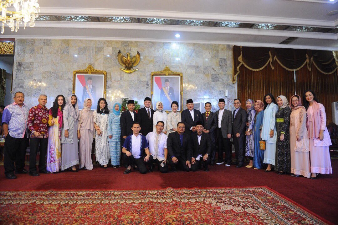 teddyAG2018's tweet photo. Happy Eid Mubarak 1438 H, smg amal ibadah puasa kita diterima Allah, InsyaAllah kita berjumpa kmbli dgn Ramadhan 1439 H, Humas n Protokol SS https://t.co/IGoy99BAqb