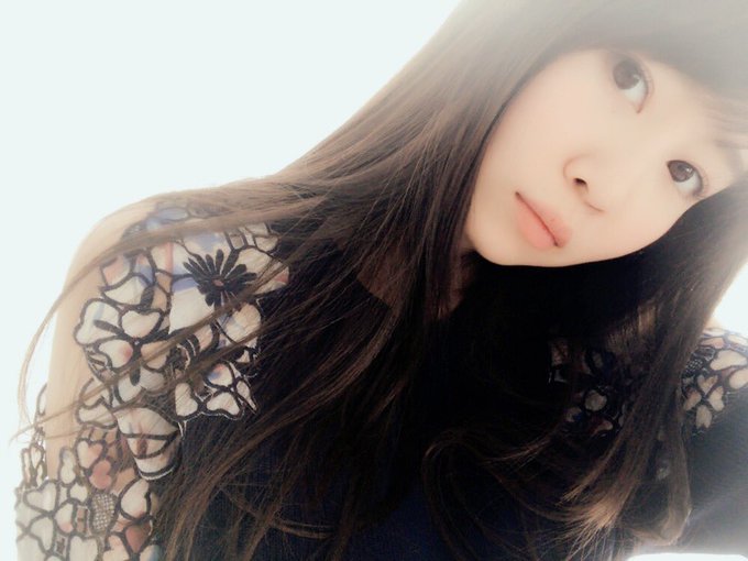 今日みんな厚着じゃない！？すんごい暑くない！？なんで！？！？汗止まらないのあたしだけ！？！？！？  ってなりながらごはん食べに向かってる〜🚃その後レッドドラゴン〜🐉 https://t.co/59WF