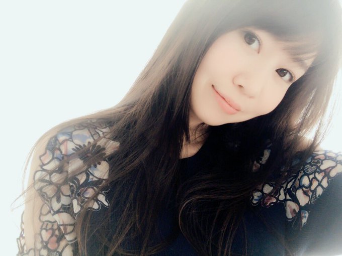 今日みんな厚着じゃない！？すんごい暑くない！？なんで！？！？汗止まらないのあたしだけ！？！？！？  ってなりながらごはん食べに向かってる〜🚃その後レッドドラゴン〜🐉 https://t.co/59WF