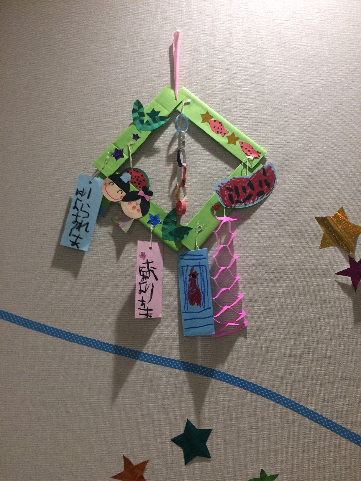 さいたまハウス ドナルド マクドナルド 님의 트위터 ハウスで七夕飾りの準備をしていたら ご利用家族の4歳のお嬢さんが 保育 室で作ったよと可愛い作品を貸してくれました 壁面に飾らせてもらいました 七夕飾りもお手伝いしてくれて ありがとう T Co