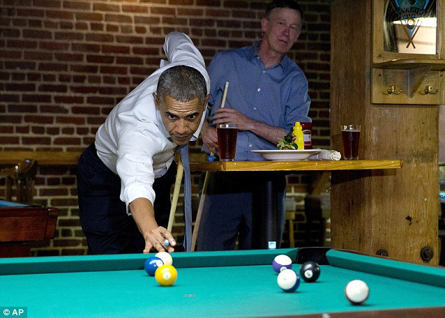 Пол ньюман бильярдист. Курта бильярдист. Бильярд мужчина. Футболисты играющие в бильярд. Девушка за бильярдом.