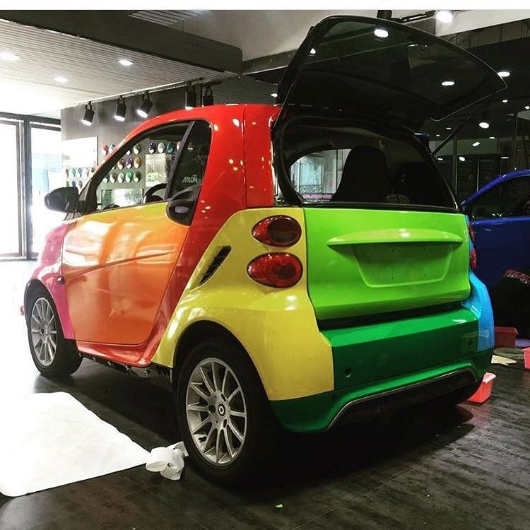 smartgreece's tweet photo. Όταν δεν μπορείς να αποφασίσεις τι χρώμα θες το smart σου, παίρνεις μία απ’ όλα! https://t.co/VYCSN5awQk