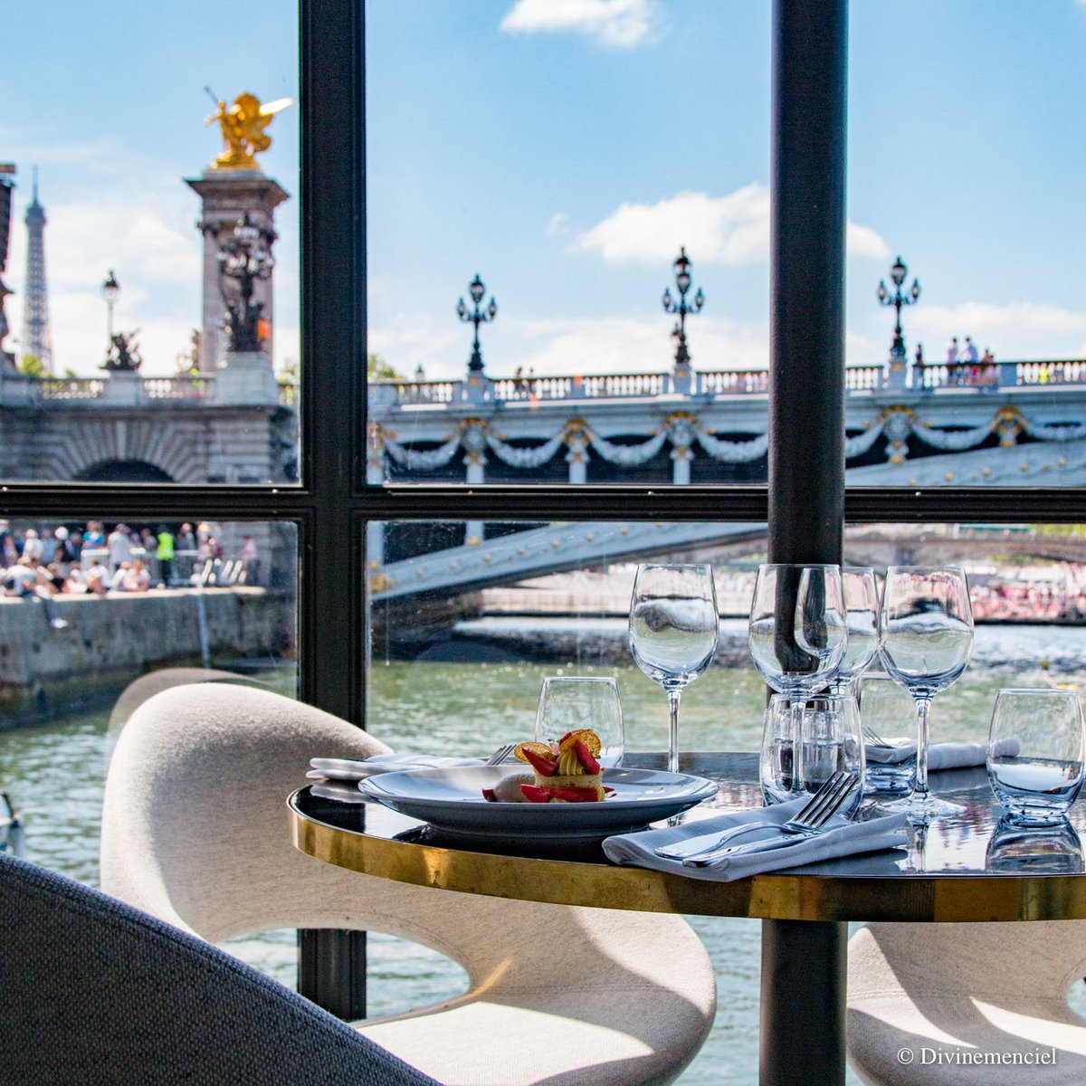 FlowParis's tweet image. Cette fois-ci c'est le Fraisier qui fait de l'ombre à la Tour Eiffel 🍓
#LaTableDuFlow #MenuDeLaSemaine #PanoramicView