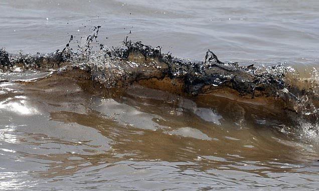Malaysia tackles tanker oil spill crwd.fr/2t3eGm9