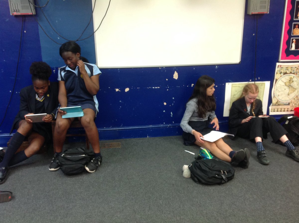 bhsfrancais's tweet photo. Les années 8 préparent des jeux en français avec TinyTap pour les élèves de primaire @BlackheathHigh #créativité https://t.co/ph6Xedkvqh