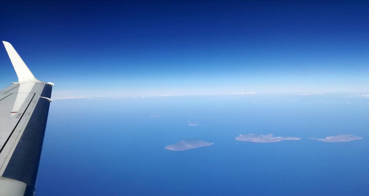 ✈️ Niente male queste #Eolie, vero? #CTAairport #Sicilia #travel #summer