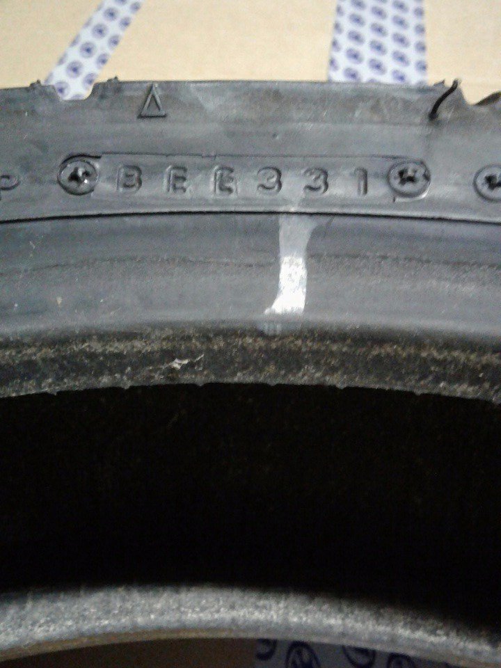 ClassicGSXRteam's tweet photo. #DOTcode #motorband tot 2000 3digit daarna 4digit vb. wk42-2006 en wk33-1991 of81 #houdbaarheid #veroudering #grip | https://t.co/pwWvirldbI https://t.co/TQtQZ3fp3h
