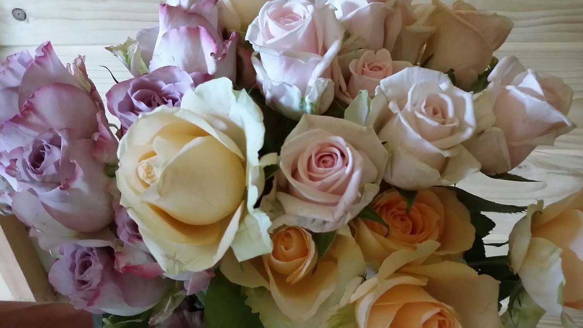 wildnchicflower's tweet photo. Lovely flowers from the market this morning !   @VintageandVeryNice on Saturday or can collect a posy if you call me on Friday 07801310808. https://t.co/gLpQr3cevG