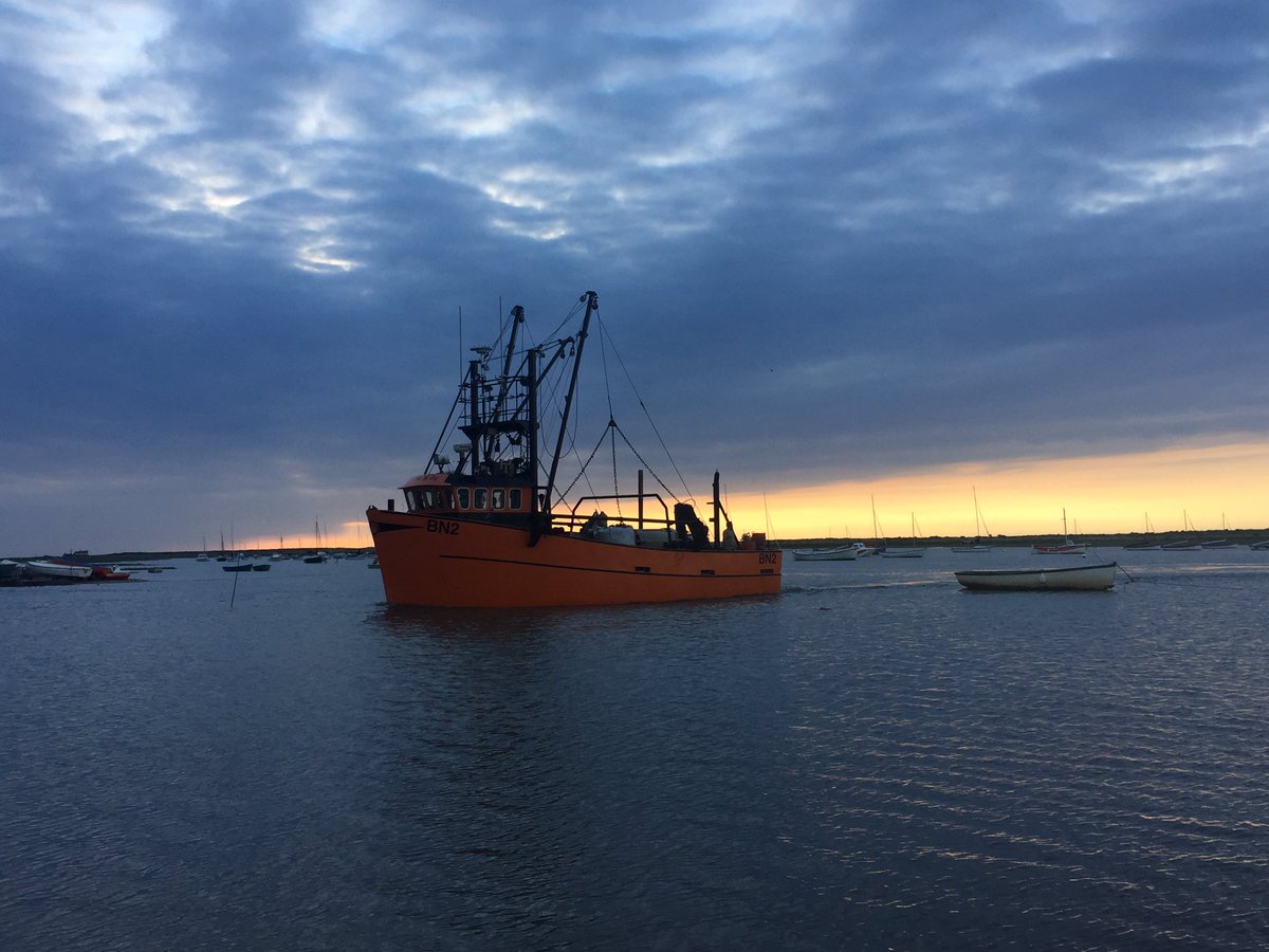 NNorfolkLiving's tweet photo. Beautiful skies the other evening watching fishing boats coming in #northnorfolk #fishermen https://t.co/9pLYkjnjyR