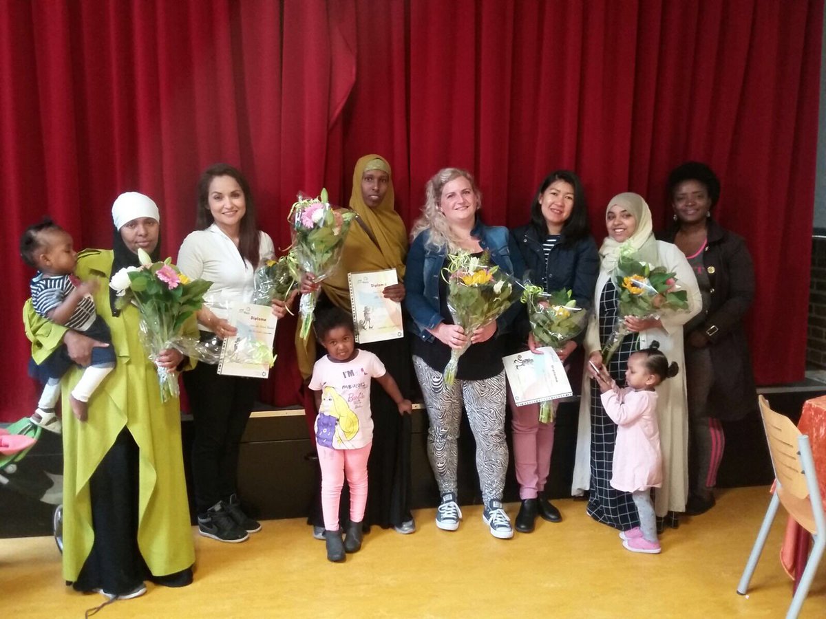 obsDeGouw's tweet image. Niet alleen kinderen krijgen bij ons een diploma, maar ouders ook. Geslaagden voor VVE-thuis. Feestje waard....