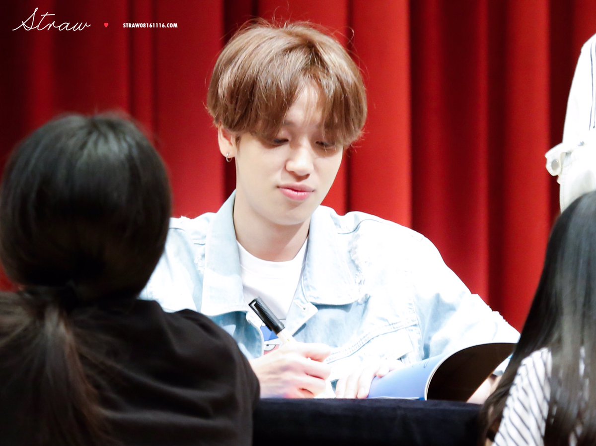 [스트로우] 170625 수원팬사인회
(<a href="/TEEN_TOP/">틴탑(TEEN TOP)</a> ) #틴탑 #니엘 
 집중입 삐쭉- 하는거 넘귀요미자나!!!🙈🙌🏻
💋i.imgur.com/FDLRACn.jpg