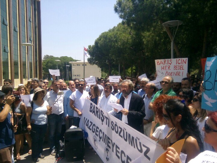 egitimsenizmir3's tweet photo. Açıklamamız sloganlarla başladı. Açığa alınan akademisyenlerden Prof. Dr. Cem Terzi konuşuyor. #AkademiBiatEtmez https://t.co/j6O65rwrm6