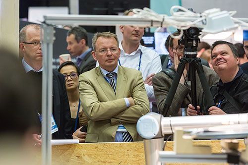 VinceChavy's tweet photo. #Cobots from @Universal_Robot solve complex task for @Bayer, winning Grants4Tech robotics challenge https://t.co/sewO9fW8ct https://t.co/a8MU5NrGxg