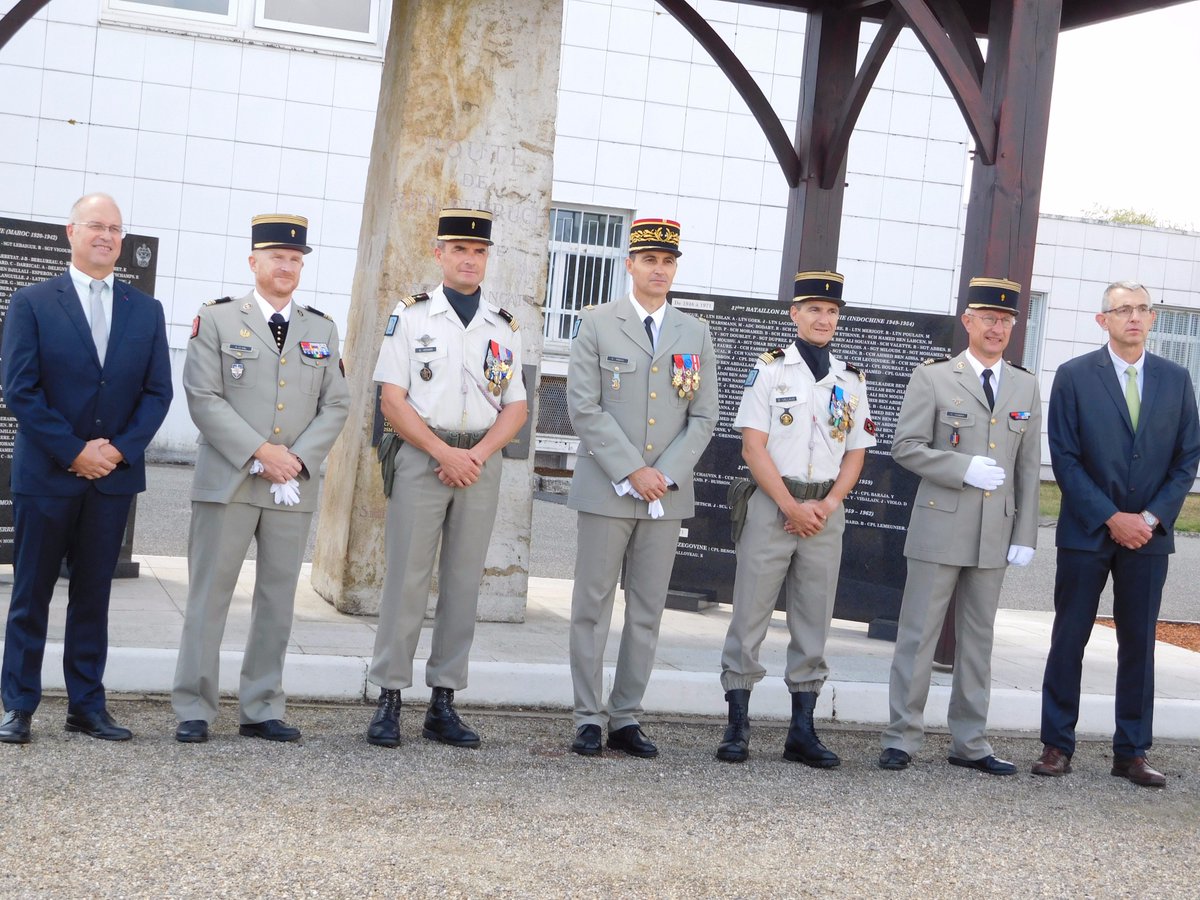 MaxLagarrigue's tweet photo. Pluies d'étoiles pour la passation du colonel #Venard au 31e #regiment du génie #castelsarrasin https://t.co/VUMdPBstZN https://t.co/uFeOFPjdpX