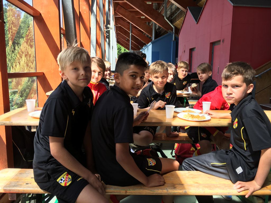 VJSry's tweet image. "Tää on tosi yyvää eikä yhtään tulista niin ku jotkut sanoo." #p06 #VJS #urheilijanpäivä #yhteinenruokailu #teambuilding