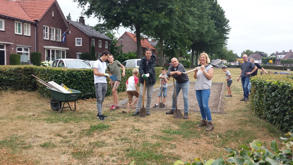 gemeenteHbeek's tweet photo. Een geweldig voorbeeld van burgerparticipatie: samen met inwoners een jeu de boulesbaan aanleggen, zoals hier op 't Molenveldje https://t.co/bwHC8JTtwK