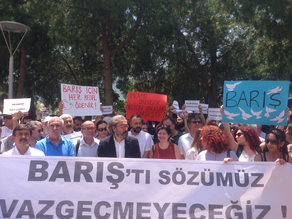 solhaberportalY's tweet photo. DEÜ'de açığa alınan akademisyenler: Barıştı sözümüz, vazgeçmeyeceğiz!
https://t.co/s6XsKUgKny https://t.co/OCXYFYIORd