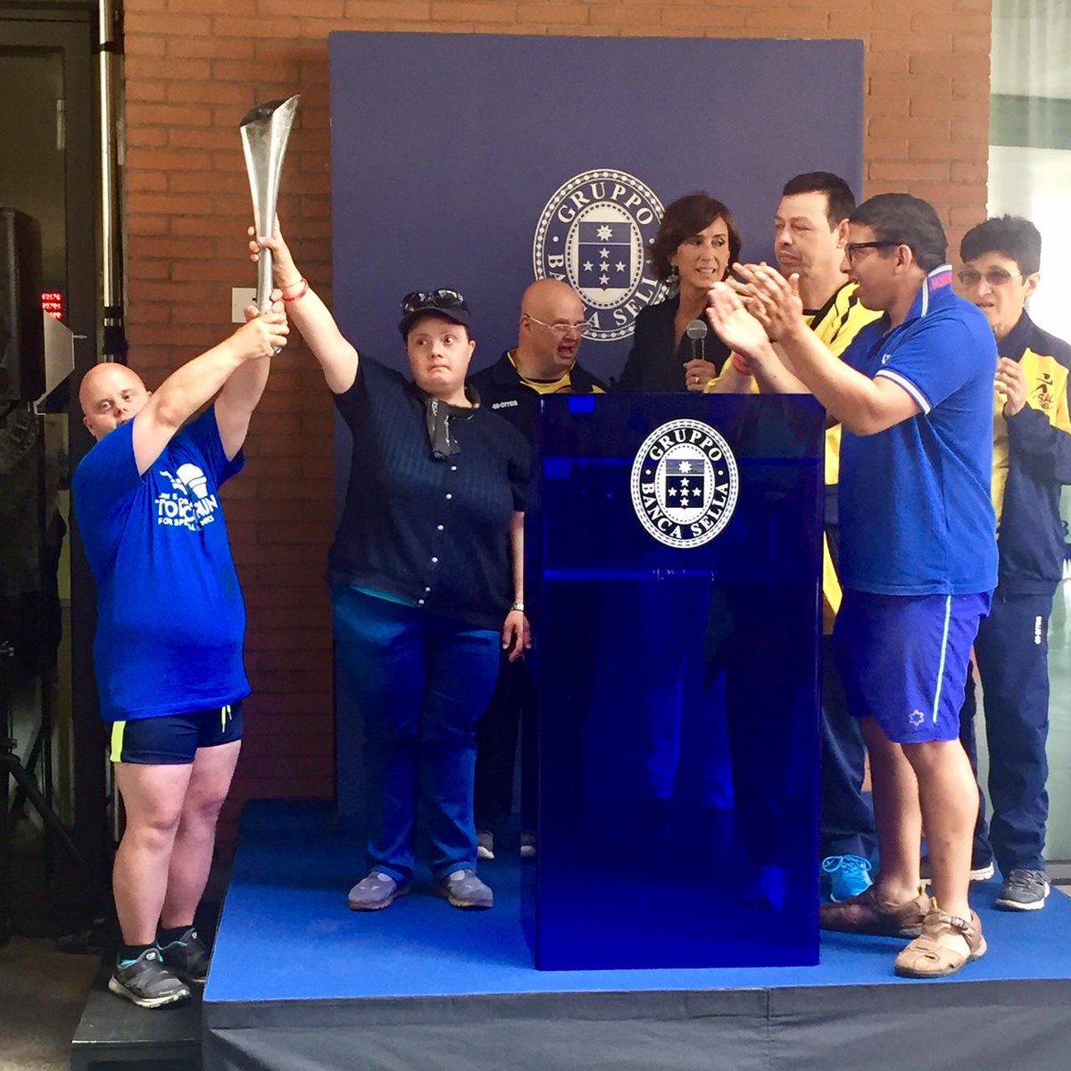 BancaSella's tweet photo. Questa mattina un momento emozionante: il passaggio del Tedoforo Special Olympics sotto la nostra sede di Biella #SpecialEsserci @SOItalia https://t.co/5mNnlkbqMi