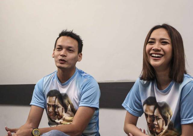BookMyShowID's tweet photo. Sebelum #SuratKecilUntukTuhan @bclsinclair pernah beradu akting dgn Ben Joshua di Cinta Pertama (2006). #BMSFunFact https://t.co/bJz9uy9Z2j https://t.co/OMDX2LVkxk