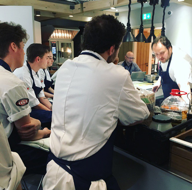 fullerscareers's tweet photo. #ChefTrainer Craig teaching our #chefapprentices about steaks on their Masterclass! Apply to our apprentice scheme: https://t.co/ivtJWa02o9 https://t.co/eg75Y4lXZ5