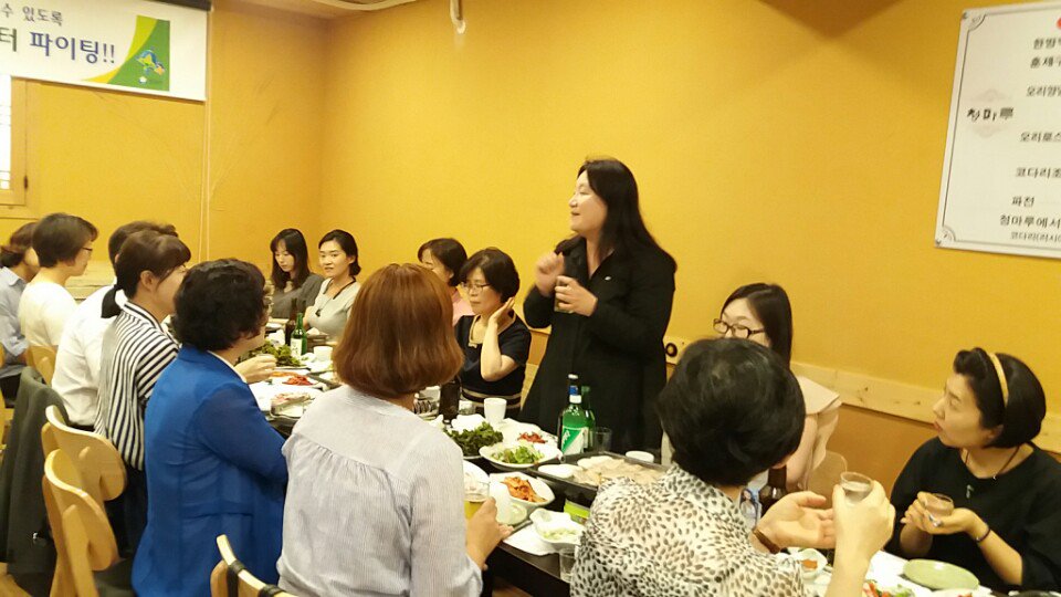 kk8339's tweet photo. 성남시 고객상담 콜센터 상담사님들이  한자리에  모였습니다. 
시낭송. 술잔 부딪히는 소리
행복한 소통. 아름다운  밤입니다. ♡♡
#성남시 고객상담 콜센터 파이팅입니다!!! https://t.co/9TCg2JbdlJ