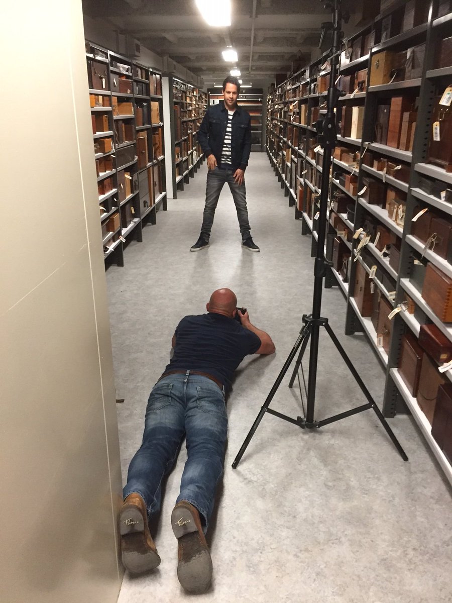 Taco van der Eb fotografeert Victor Mids voor de nieuwe #Leidraad in depot #museumboerhaave