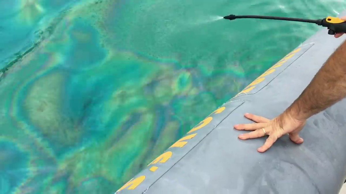 Oil Spill Eater II cleaning up spilled hydrocarbons in Caribbean waters crwd.fr/2sG5CST