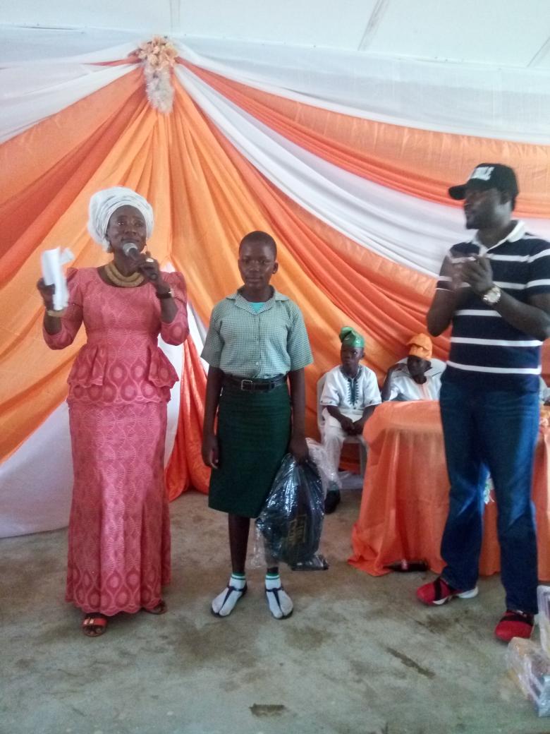 adeagboadeniyi1's tweet photo. Itesiwaju Council boss Commissions Boreholes, give students scholarship https://t.co/2QFTF7ckSa https://t.co/U3OyUv1Rz6