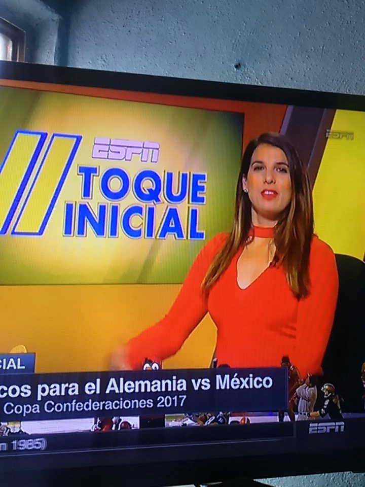 emilianosanches's tweet photo. Hermosa amiga @KatiaCastorena en #ToqueInicial besos π https://t.co/f0Mq8QXgge