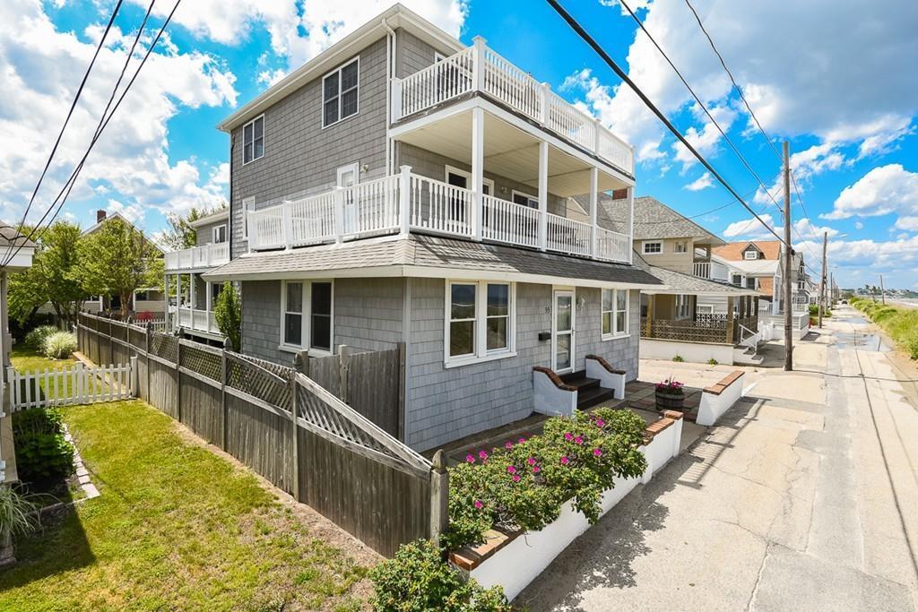 BostonHomeMag's tweet image. On the market: a sizable beach house in Hull: bit.ly/2tpzUN8