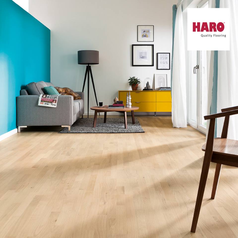 HARO_Flooring's tweet photo. How do you like the combination of a #brash wall #colour and the #parquet Oak Light White Favorit? A ❤️ for the combination. https://t.co/sqo0Iu9fcb