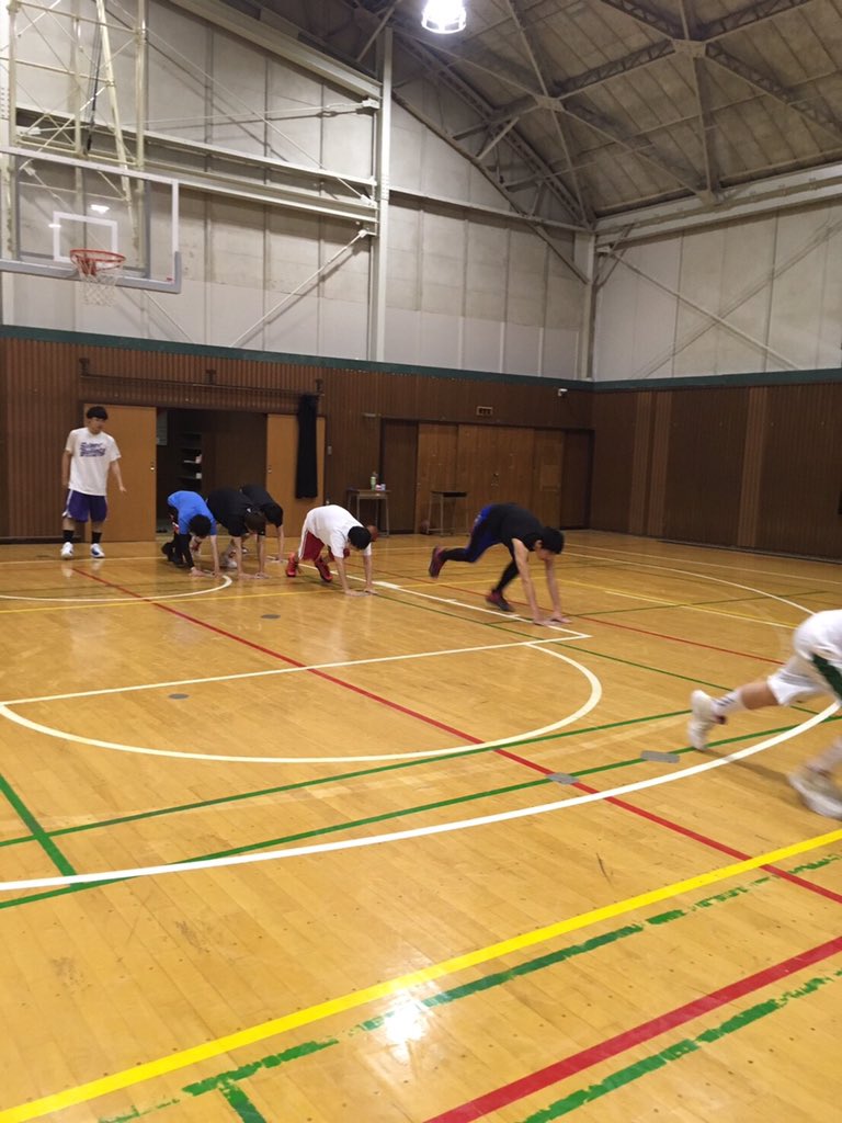 princeofbee801's tweet photo. 活動前にみんなで雑巾がけ
バッシュのスキール音が響いてました🏀 https://t.co/bsefZeivba