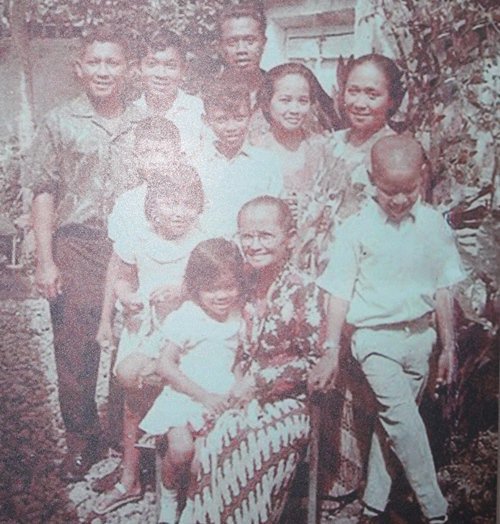 Ini foto Obama saat mudik ke Jogja bersama Eyang Putrinya dan keluarga besar dari ayah tirinya yang tinggal di Ngasem #NapakTilasObama
