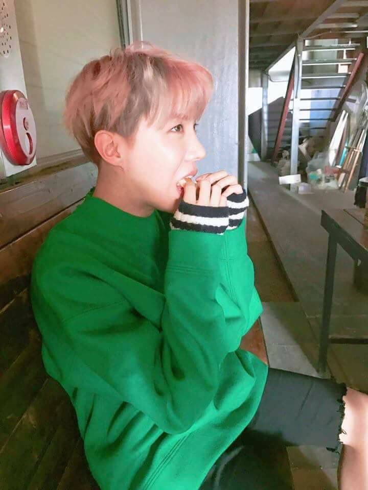 meluvsugaaa's tweet photo. J Hope is such a cutie!! https://t.co/2tlJfkOo6F
