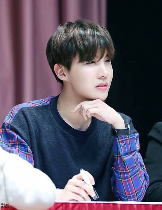 meluvsugaaa's tweet photo. J Hope is such a cutie!! https://t.co/2tlJfkOo6F
