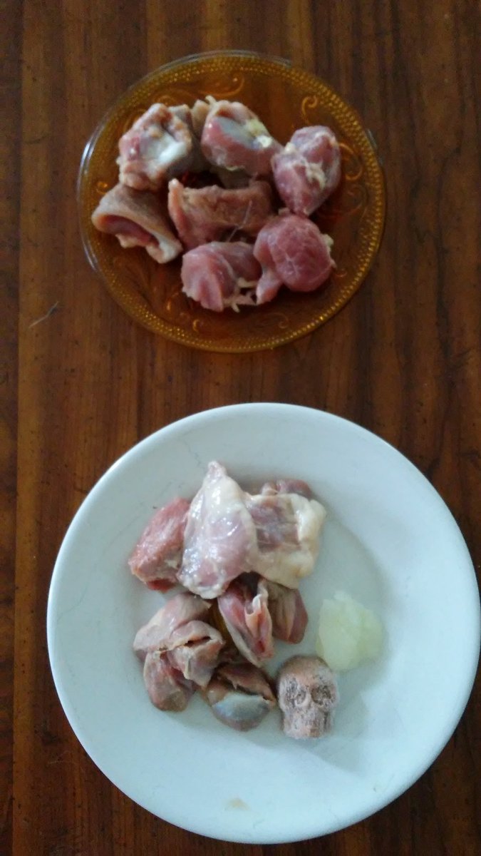 Raw_Pet's tweet photo. On the menu: chicken gizzard, turkey thigh. Dog (bottom) coconut pil, pureed veggies/berries.
What are your pets eating today? https://t.co/eA9PYSzaks
