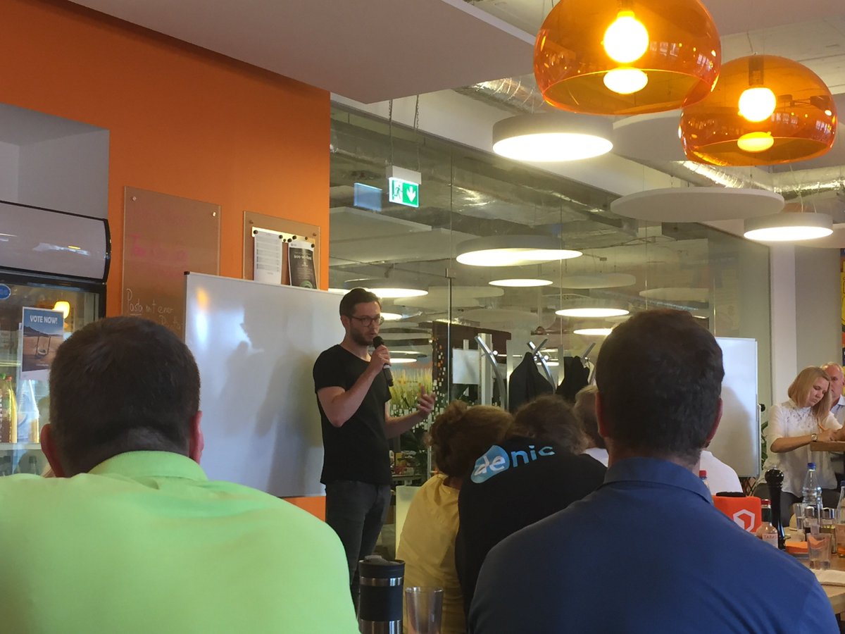 lorenzblock's tweet photo. Wenn der Chef sagt: “So, wir machen jetzt das mit dem Scrum” 👌 - Philipp von @sipgateDE bei #orgdevrm17 https://t.co/I817PolVmG