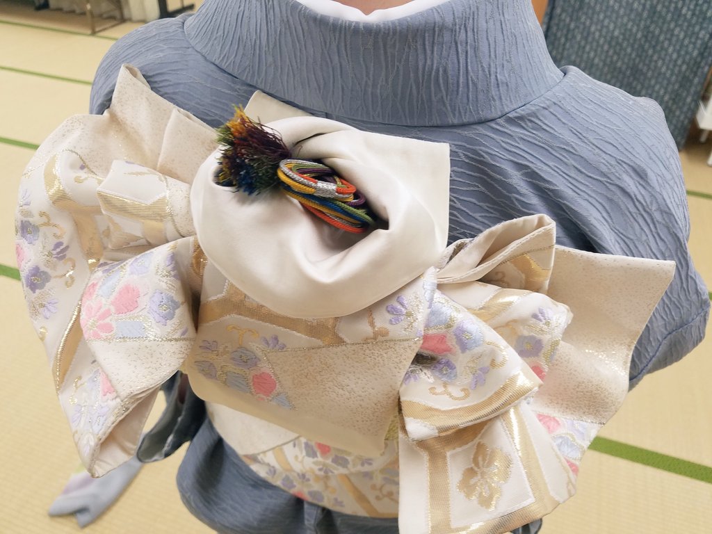 kimonouta's tweet photo. 先日のおけいこ！帯結び「花つぼみ」❤
七五三や振袖に結ぶ若さの象徴の結び方だそう！昔の人は帯ひとつでこんな豪華な結び方を考えたと思うとほんとにすごすぎるーー！
いつか自分の子に結んであげたいな💕
娘に振袖に着せてあげられたら最高だなーーー！✨がんばろw https://t.co/Gn14L5kGYN