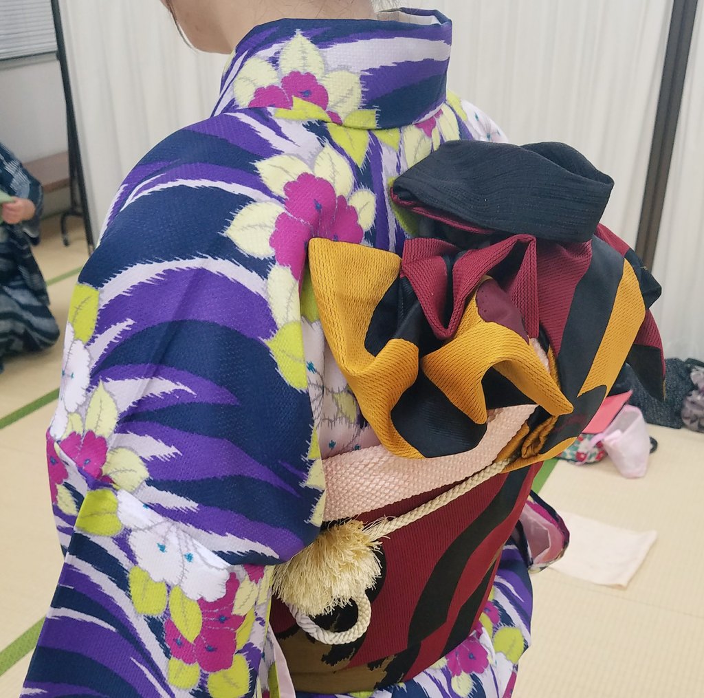 kimonouta's tweet photo. 先日のおけいこ！帯結び「花つぼみ」❤
七五三や振袖に結ぶ若さの象徴の結び方だそう！昔の人は帯ひとつでこんな豪華な結び方を考えたと思うとほんとにすごすぎるーー！
いつか自分の子に結んであげたいな💕
娘に振袖に着せてあげられたら最高だなーーー！✨がんばろw https://t.co/Gn14L5kGYN