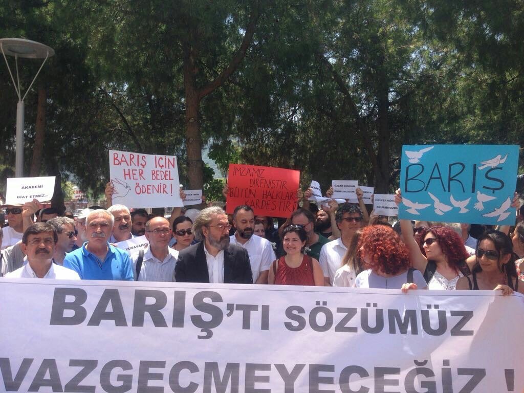 BarisAkademik's tweet photo. 9 Eylül Üniversitesi'nde açığa alınan Prof.Cem Terzi: "Hakikate değer vermemek, onunla yüzleşmemek zalimleştirir. Barış, hakikat ile gelir" https://t.co/48d1TUbm2g
