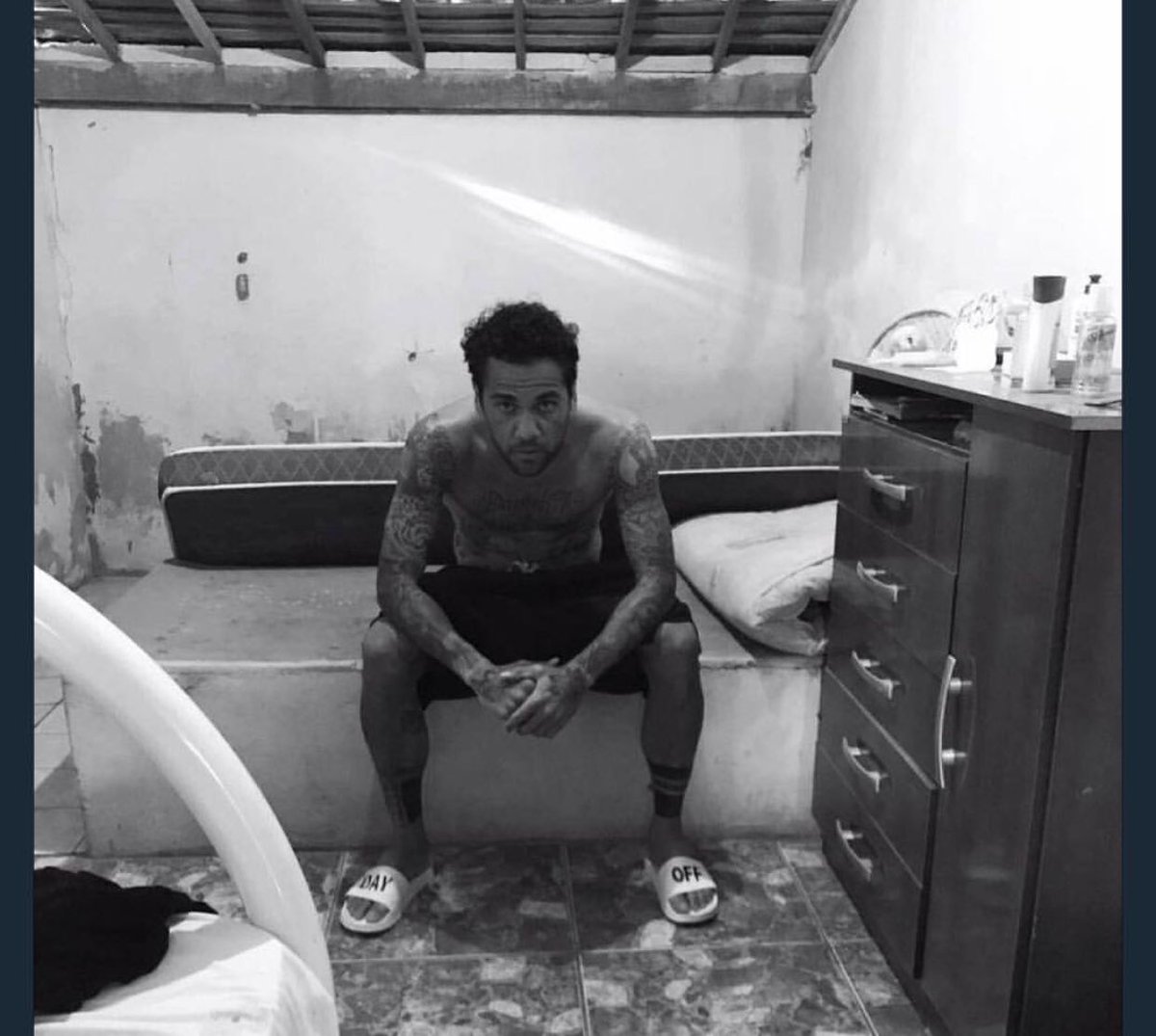 Dani Alves in his old bedroom in Brazil 
What a journey. 🇧🇷 

Never forget where you came from.